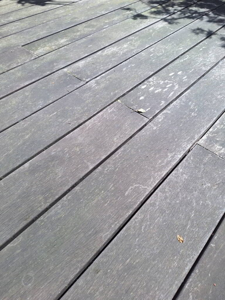 Nettoyer terrasse en bois grise algues